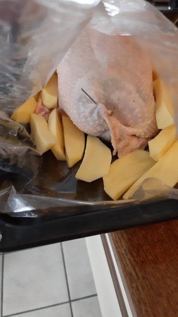 Пълнено пиле в плик на фурна