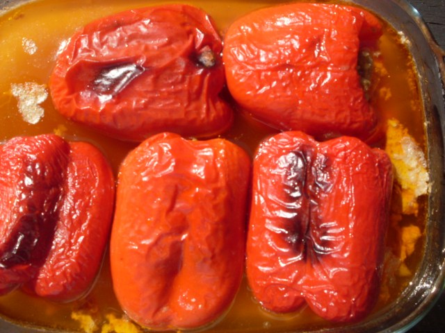 Ухае на ПЪЛНЕНИ ЧУШКИ - традиционна българска рецепта на фурна