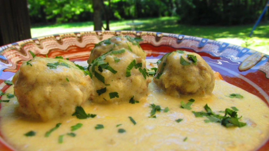 КЮФТЕТА С БЯЛ СОС ОТ КИСЕЛО МЛЯКО И&nbsp;ЯЙЦА