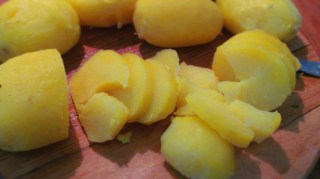 Нарязани варени картофи