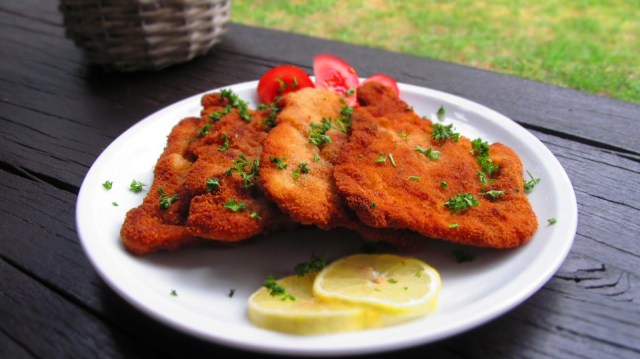 Ухае на ШНИЦЕЛ ПО ВИЕНСКИ - Виенски шницел рецепта