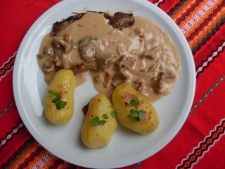 Рецепта СВИНСКА ПЪРЖОЛА В СМЕТАНОВ СОС И ГЪБИ ПАЧИ КРАК