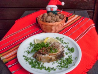 Ухае на рецепта за ПЪЛНЕН ШАРАН С ЛУК И ОРЕХИ - Никулден