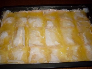 Поливане на баклава с мазнина