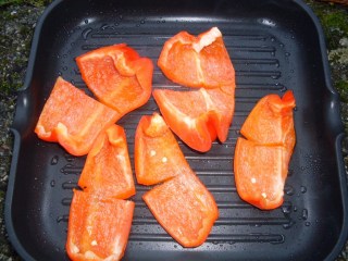 Изпичане на чушки на тиган