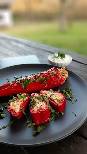 ПЪЛНЕНИ ЧУШКИ С ЯЙЦА И СИРЕНЕ - пълнени пиперки рецепта