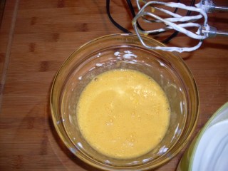 Разбивам жълтъци