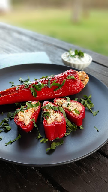 ПЪЛНЕНИ ЧУШКИ С ЯЙЦА И СИРЕНЕ - пълнени пиперки рецепта