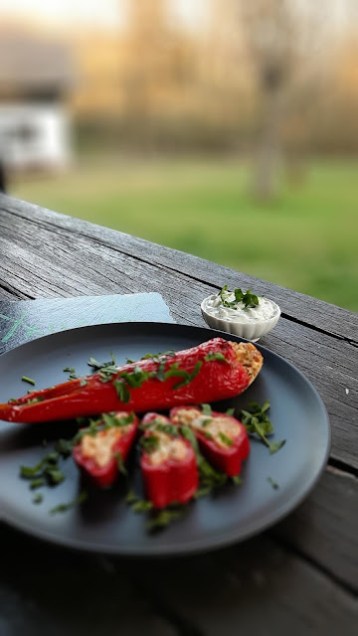 ПЪЛНЕНИ ЧУШКИ С ЯЙЦА И СИРЕНЕ - пълнени пиперки рецепта