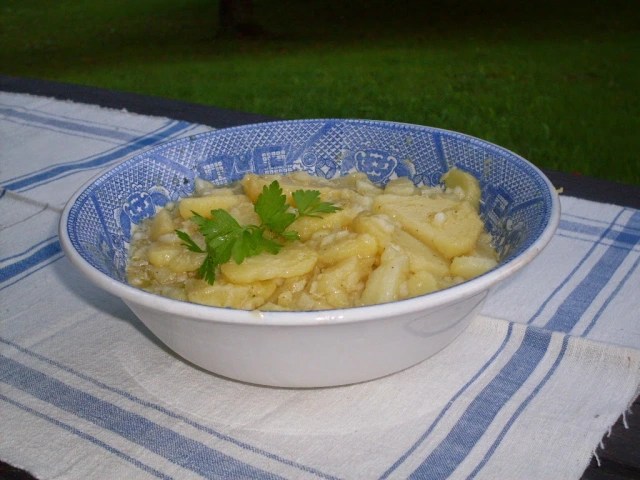 БАВАРСКА КАРТОФЕНА САЛАТА