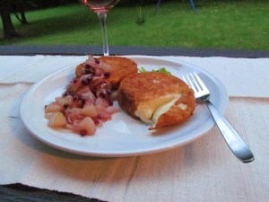 ПАНИРАН КАМЕМБЕР С КОМПОТ ОТ&nbsp;КРУШИ