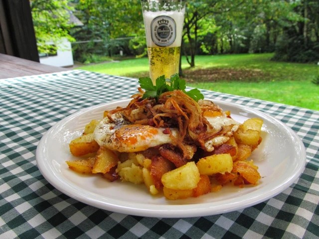 НЕМСКИ ПЪРЖЕНИ КАРТОФИ, ХРУПКАВ ЛУК И ЯЙЦА НА&nbsp;ОЧИ