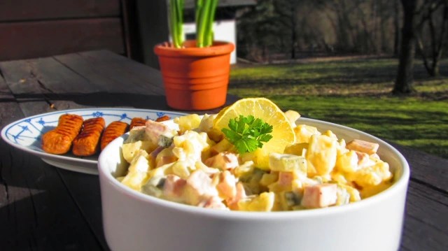 HERRENSALAT ИЛИ ВКУСНА САЛАТА С КАРТОФИ, ЯБЪЛКИ И ОЩЕ&nbsp;НЕЩО