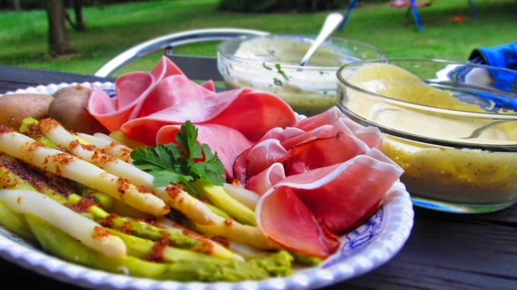 ПЛАТО С АСПЕРЖИ, КАФЯВО МАСЛО И ОЩЕ&nbsp;НЕЩО