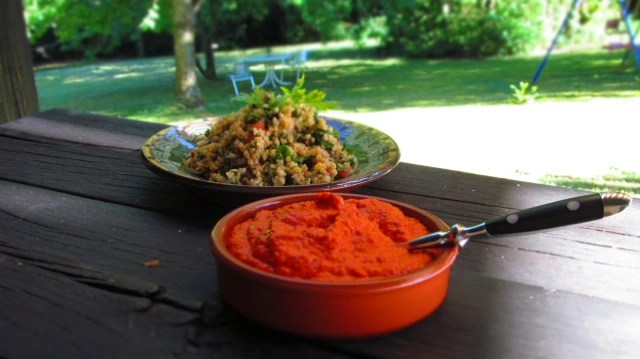 БЪРЗА ЛЮТЕНИЦА ИЛИ ПАСТЕТ ОТ ПЕЧЕНИ ЧЕРВЕНИ&nbsp;ЧУШКИ