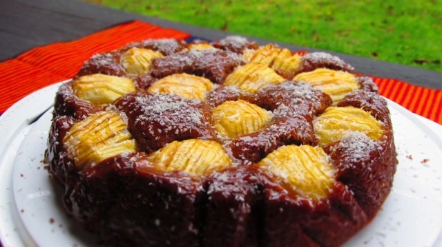 ШОКОЛАДОВ СЛАДКИШ С ПОТЪНАЛИ&nbsp;ЯБЪЛКИ