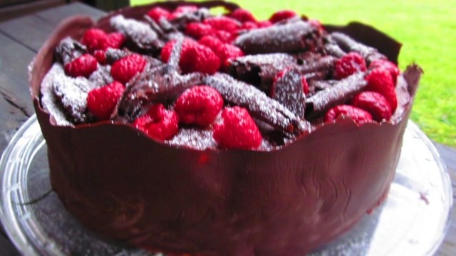 ЕДНА ШОКОЛАДОВА МЕЧТА С МАЛИНИ ИЛИ НОВОГОДИШНА&nbsp;ТОРТА