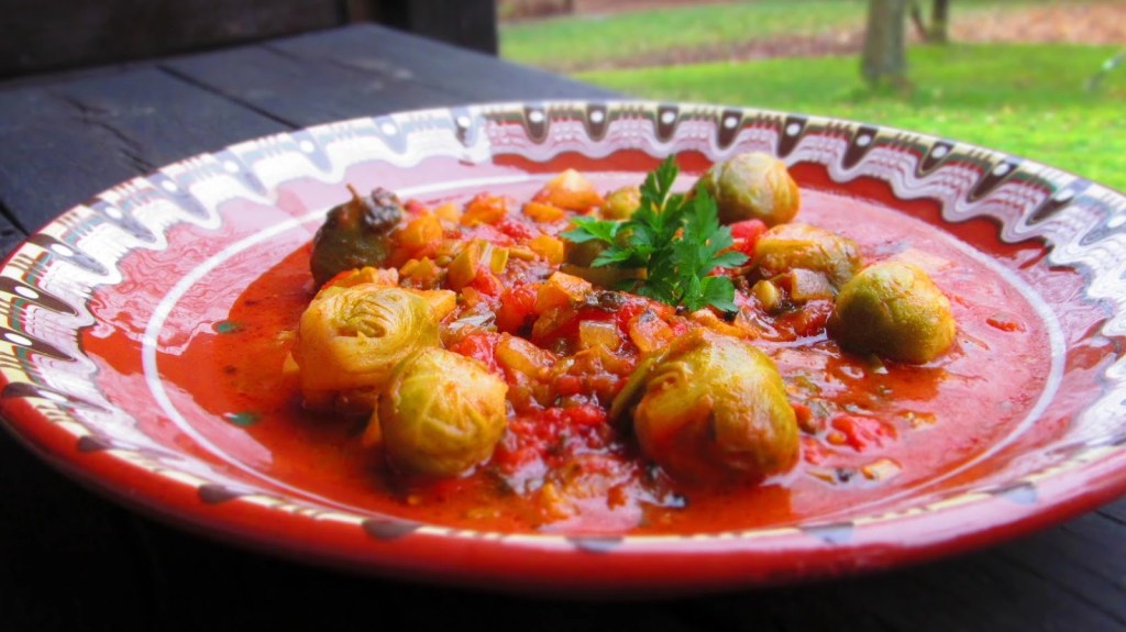 БРЮКСЕЛСКО ЗЕЛЕ С БОГАТ ДОМАТЕН&nbsp;СОС