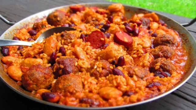 ЕДНА ПО-РАЗЛИЧНА ПАЕЛЯ С КЮФТЕНЦА И&nbsp;ЧОРИЗО