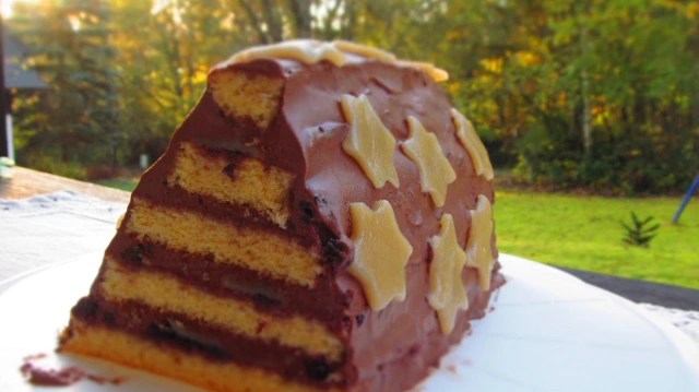 ТРИЪГЪЛНА ТОРТА С МАРЦИПАНОВИ&nbsp;ЗВЕЗДИ