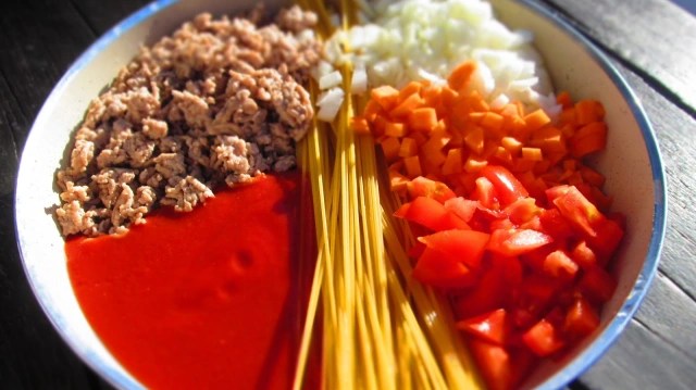 ONE POT PASTA BOLOGNESE ИЛИ ВСИЧКО В ЕДНО И СПАГЕТИ&nbsp;БОЛОНЕЗЕ