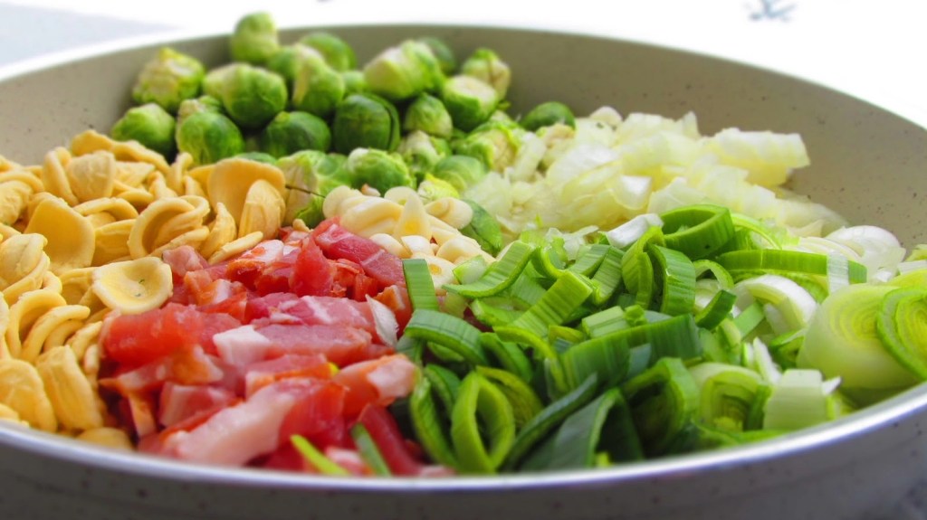 ONE POT PASTA И ВСИЧКО В ЕДНО С БРЮКСЕЛСКО ЗЕЛЕ И&nbsp;ОРЕКИЕТЕ