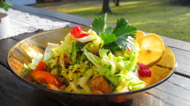 ЕДНА ЩАСТЛИВА САЛАТА С ПЕЧЕНИ&nbsp;ЗЕЛЕНЧУЦИ