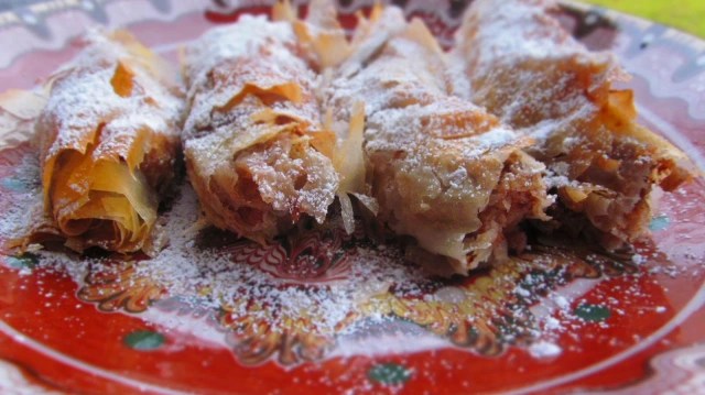 БАНИЦА С ЯБЪЛКИ, ОРЕХИ, КАНЕЛА И&nbsp;МАРЦИПАН