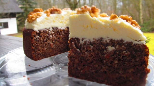 АРОМАТЕН И СОЧЕН МОРКОВЕН СЛАДКИШ С ЯБЪЛКИ И&nbsp;ОРЕХИ