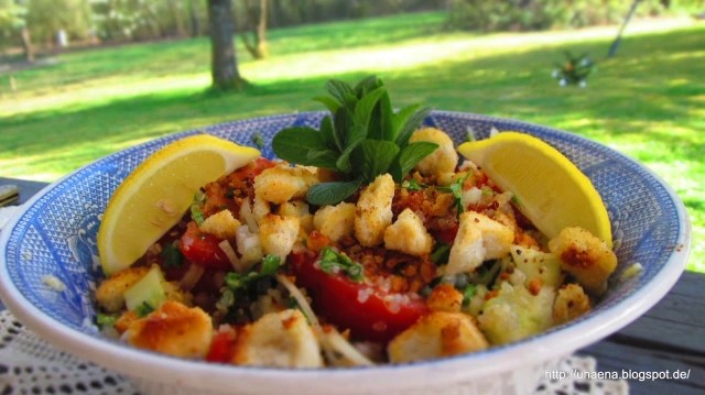 САЛАТА С КИНОА, ДОМАТИ И&nbsp;ХЛЯБ