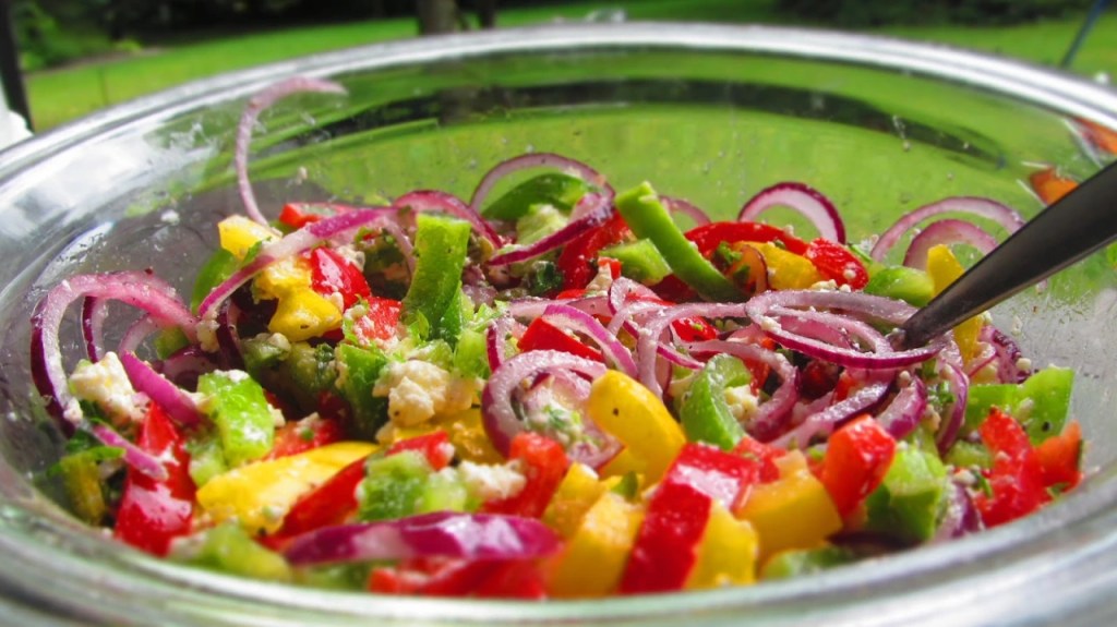 САЛАТА С ЧУШКИ "ТРИКОЛЬОР" И&nbsp;СИРЕНЕ