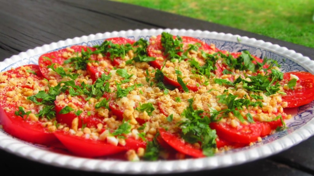 САЛАТА ОТ ГРАДИНСКИ ДОМАТИ С ЧЕСЪН И&nbsp;ОРЕХИ