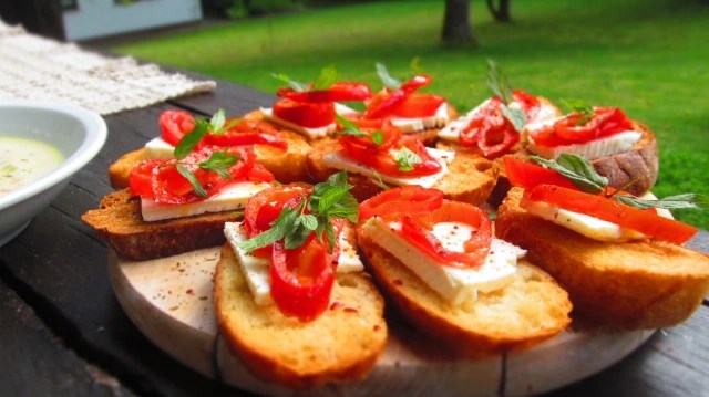 БРУСКЕТИ С ЧЕРВЕНА ЧУШКА И КРАВЕ&nbsp;СИРЕНЕ