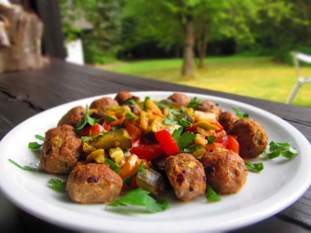 КЮФТЕНЦА ОТ ПУЕШКА КАЙМА СЪС ЗЕЛЕНЧУЦИ ПО СРЕДИЗЕМНОМОРСКИ