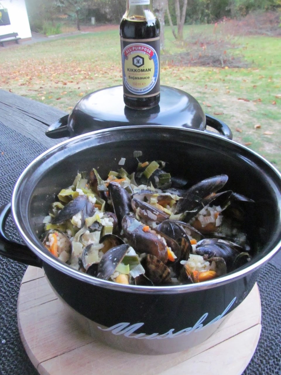 ВКУСНА ТЕНДЖЕРА МИДИ С ЧЕРУПКИ, ЗЕЛЕНЧУЦИ, ОРИЗ И СОЕВ СОС&nbsp;КИКОМАН