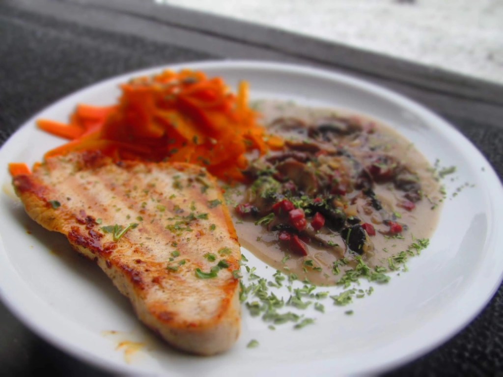 СТЕК ОТ ПУЕШКО МЕСО, МОРКОВЕНИ ТАЛИАТЕЛИ  И ГЪБЕН&nbsp;СОС