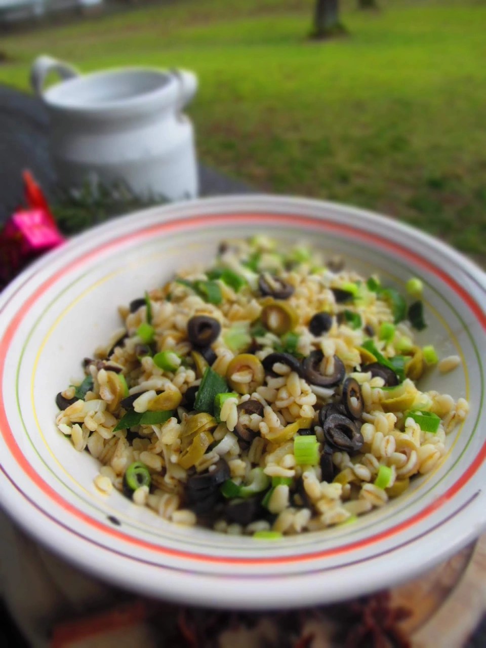 ВКУСНА САЛАТА С ЖИТО И&nbsp;МАСЛИНИ