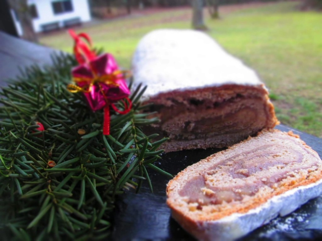 ЩОЛЕНОВО РУЛО С МАЛИНИ И&nbsp;МАРЦИПАН