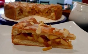 ПОКРИТ СЛАДКИШ С ЯБЪЛКИ И ТЕСТО С МАЯ Gedeckter Apfel –&nbsp;Hefekuchen