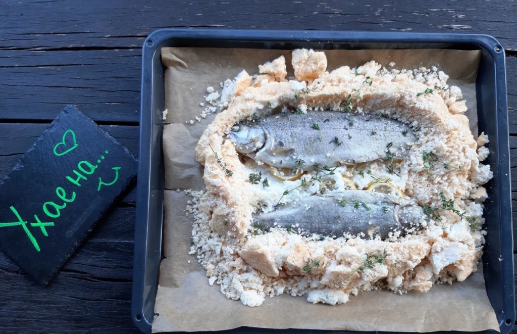 ПЪСТЪРВА ИЗПЕЧЕНА В КОРИЧКА ОТ СОЛ И МАЩЕРКА – Forelle in Thymian –&nbsp;Salzkruste