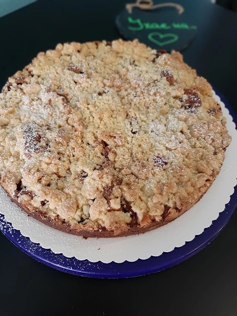 СЛАДКИШ СЪС СИНИ СЛИВИ И ХРУПКАВИ ТРОХИЧКИ Pflaumen-Streusel-Kuchen