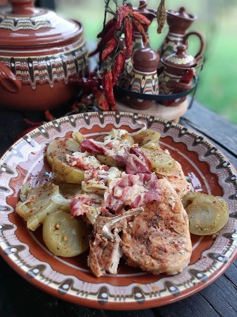 СВИНСКИ ВРАТНИ ПЪРЖОЛИ С КИСЕЛИ ЗЕЛЕНИ&nbsp;ДОМАТИ