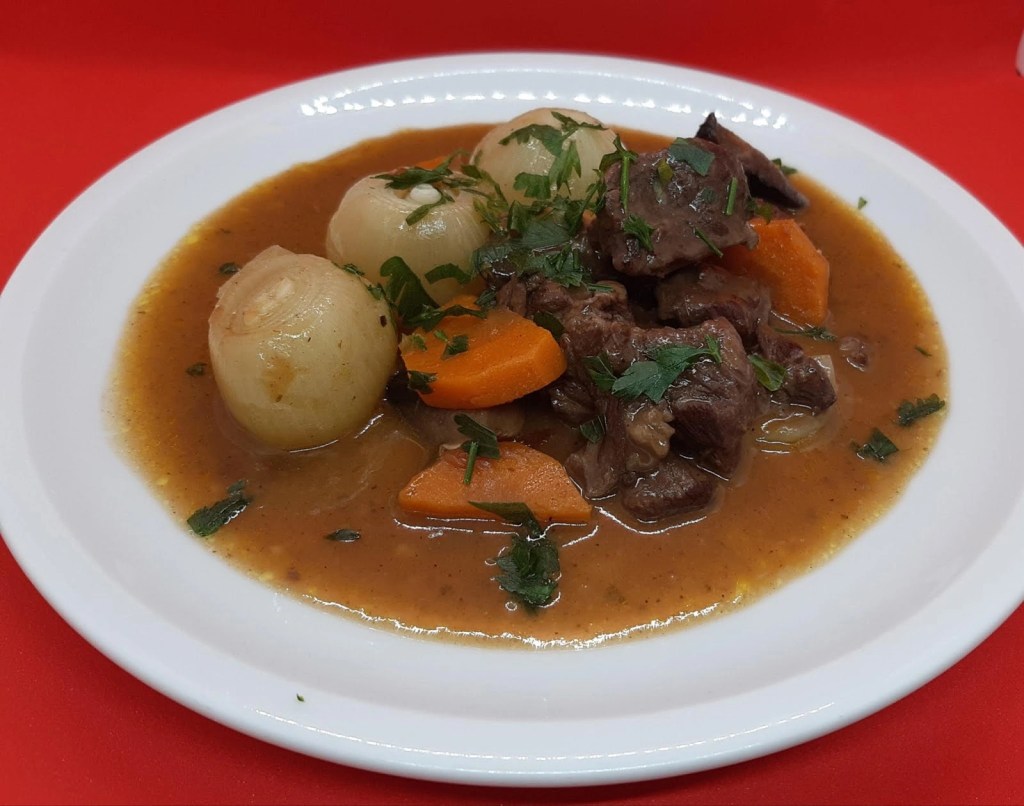 БЬОФ БУРГИНЬОН – ГОВЕЖДО ВЪВ ВИНЕН СОС, КЛАСИКА ОТ ДЖУЛИЯ ЧАЙЛД Beef&nbsp;Bourguinon