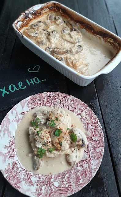 СВИНСКИ КОТЛЕТИ С ТОПЕНО СИРЕНЕ И ГЪБИ НА&nbsp;ФУРНА