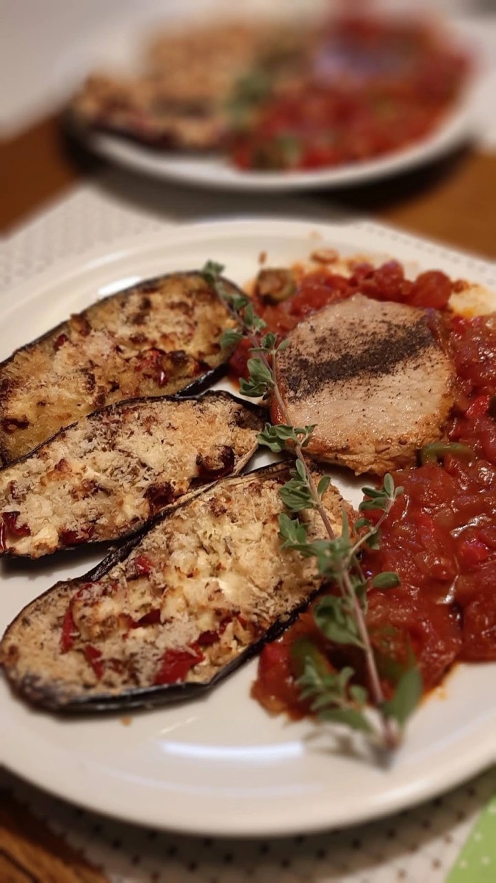 СВИНСКИ СТЕК ПО ГРЪЦКИ С ДОМАТЕН СОС С МАСЛИНИ И ПАТЛАДЖАН ЗА&nbsp;ГАРНИТУРА