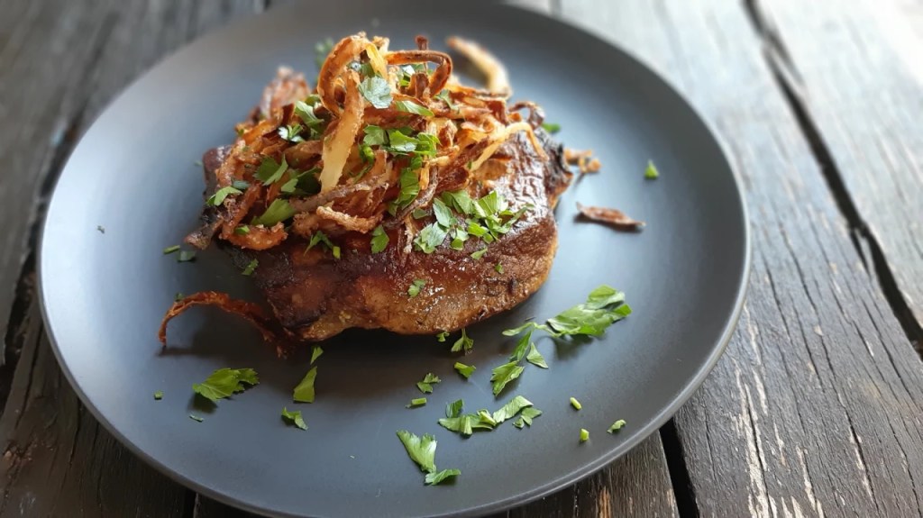 HOLZFÄLLERSTEAK ИЛИ ЕДНА ПО-РАЗЛИЧНА СВИНСКА ПЪРЖОЛА НА&nbsp;ТИГАН