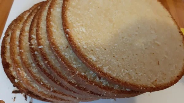 КАК АЗ РЕЖА БЛАТ ЗА ТОРТА, ПОКРИТА С&nbsp;ФОНДАН