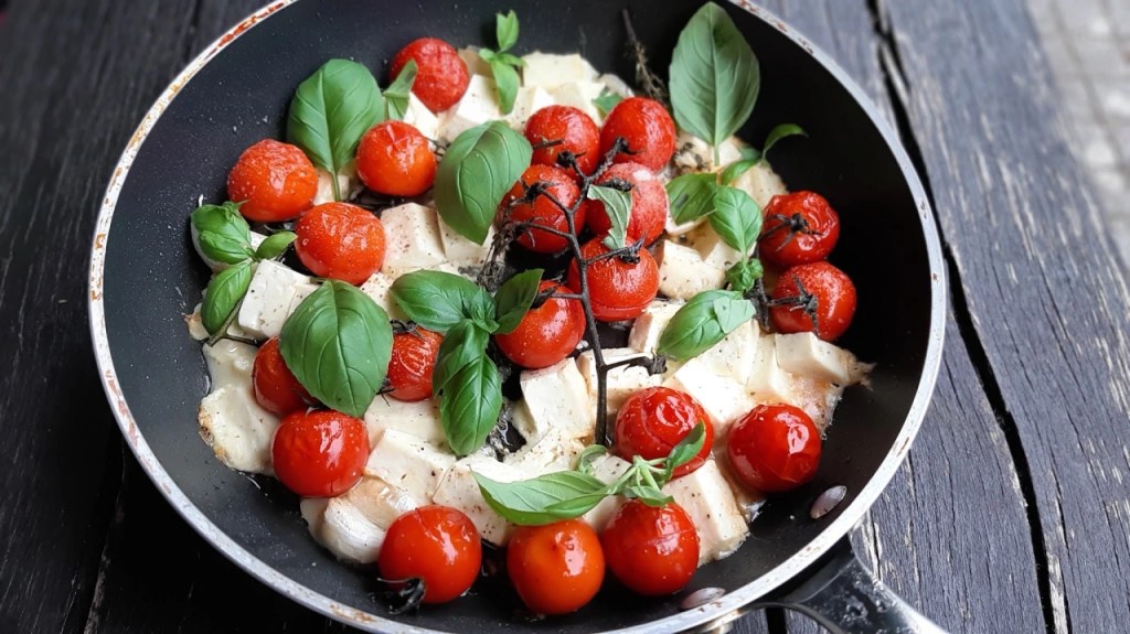 ПЕЧЕНИ ЧЕРИ ДОМАТКИ С ЧЕСЪН, ОВЧЕ СИРЕНЕ И&nbsp;МАЩЕРКА