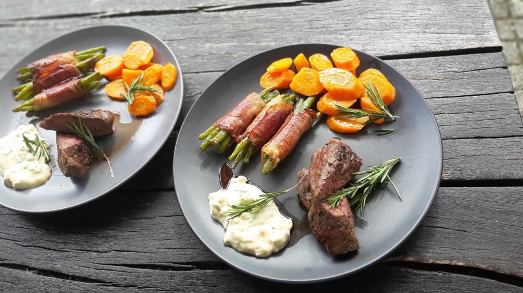 СОЧЕН ГОВЕЖДИ СТЕК, СОС РЕМУЛАДЕ, ЗАДУШЕНИ МОРКОВИ И РУЛЦА ОТ ЗЕЛЕН БОБ И БЕКОН ЗА&nbsp;ГАРНИТУРА