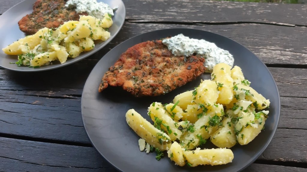 ШНИЦЕЛ С БИЛКОВА ПАНИРОВКА, ЗЕЛЕН СОС И ВАРЕНИ&nbsp;КАРТОФИ